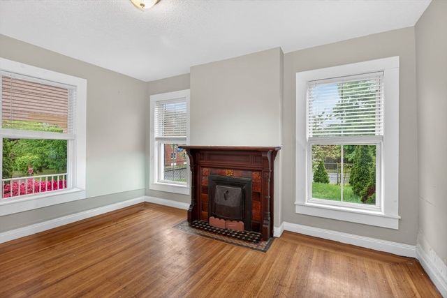 253 Oak St, Holyoke, MA 01040
