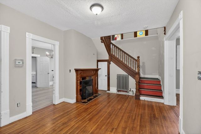 253 Oak St, Holyoke, MA 01040