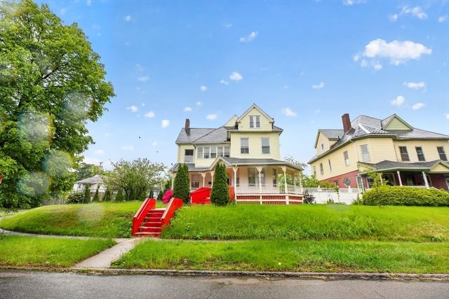 253 Oak St, Holyoke, MA 01040