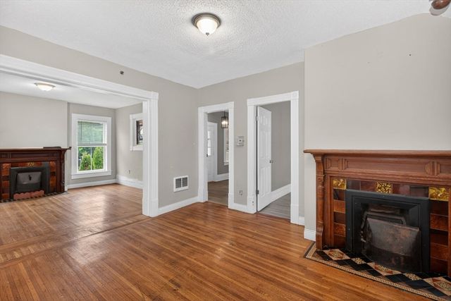 253 Oak St, Holyoke, MA 01040