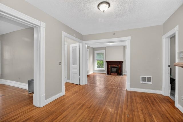 253 Oak St, Holyoke, MA 01040