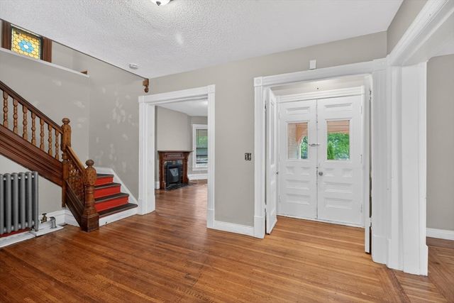 253 Oak St, Holyoke, MA 01040