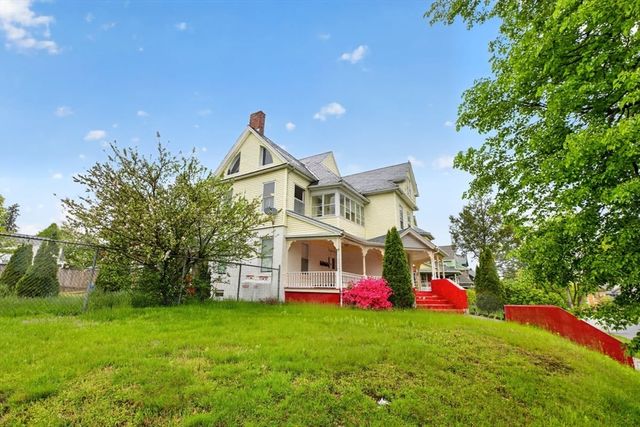 253 Oak St, Holyoke, MA 01040