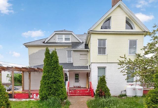 253 Oak St, Holyoke, MA 01040