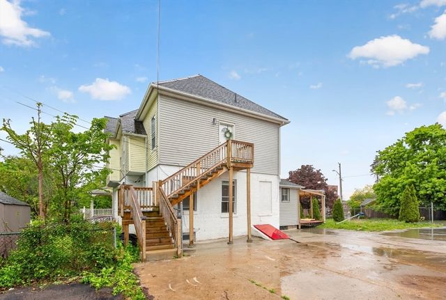 253 Oak St, Holyoke, MA 01040