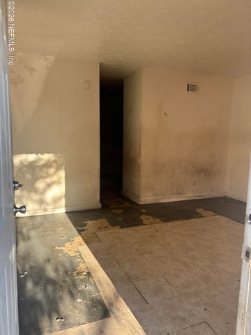 7047 KEN KNIGHT Drive E, Jacksonville, FL 32209