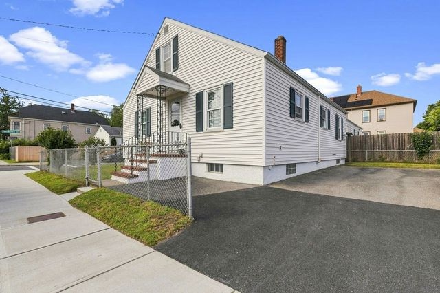 5 Brewster St, New Bedford, MA 02745