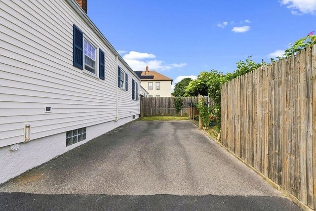 5 Brewster St, New Bedford, MA 02745