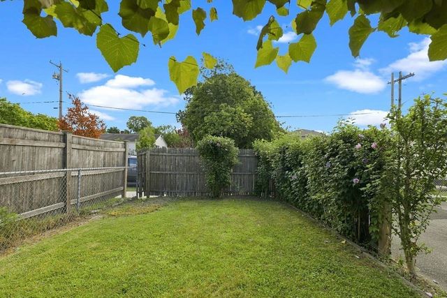 5 Brewster St, New Bedford, MA 02745