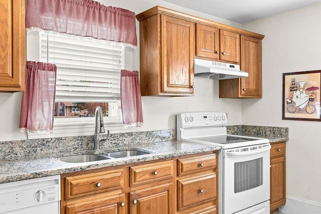 5 Brewster St, New Bedford, MA 02745