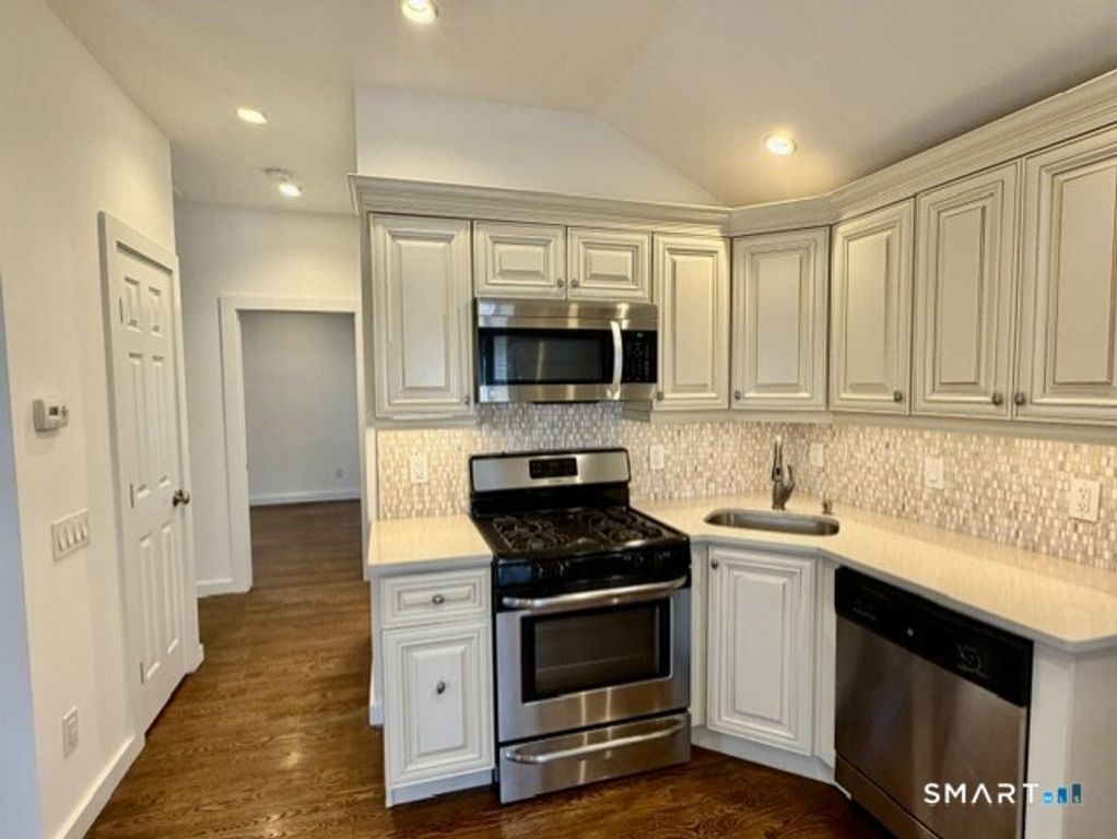 10 Wells Avenue B, Stamford, CT 06902