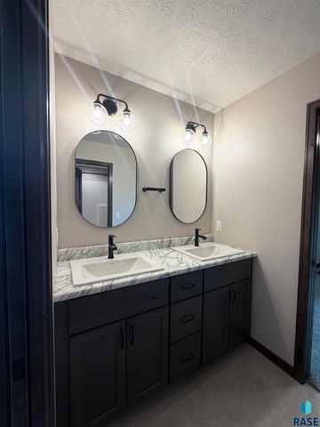 5925 S Spirea Ave Avenue, Sioux Falls, SD 57108