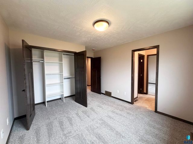 5925 S Spirea Ave Avenue, Sioux Falls, SD 57108