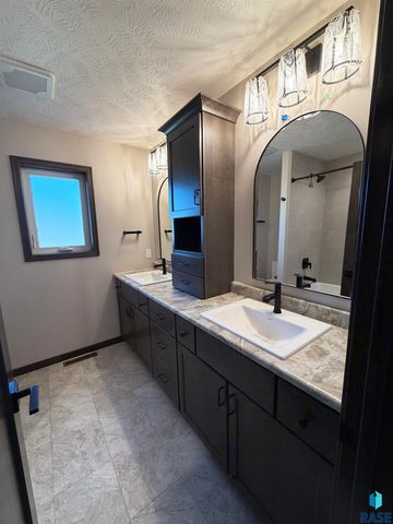 5925 S Spirea Ave Avenue, Sioux Falls, SD 57108