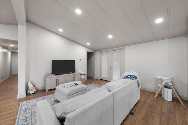 210 W 9th Street, Mcgregor, TX 76657