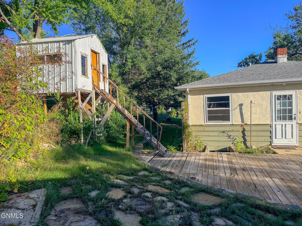 407 7th Avenue NW, Mandan, ND 58554 photo 2