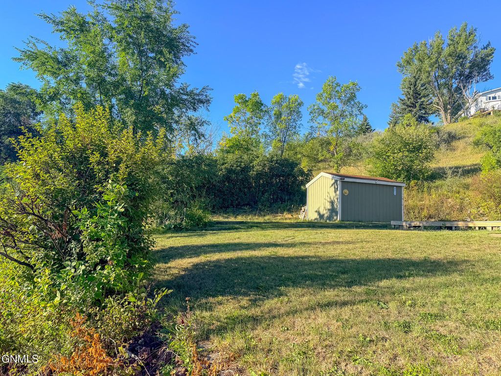 407 7th Avenue NW, Mandan, ND 58554 photo 3