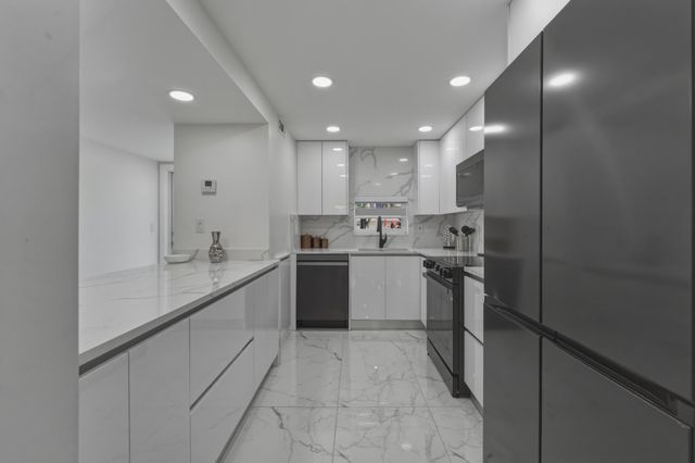 9523 N Hollybrook Lake Drive 103, Pembroke Pines, FL 33025
