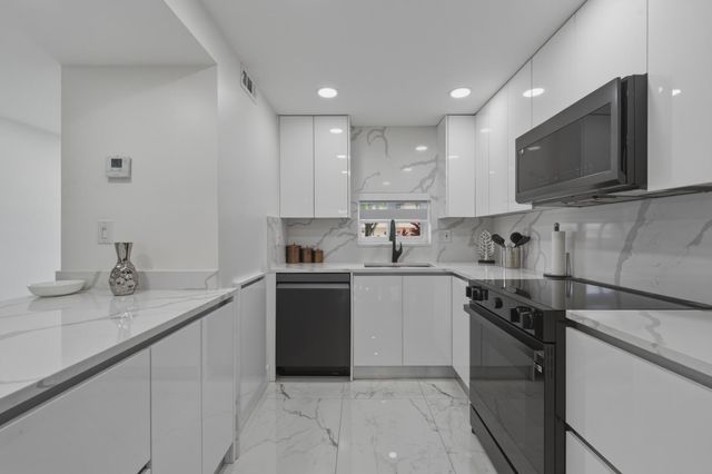 9523 N Hollybrook Lake Drive 103, Pembroke Pines, FL 33025