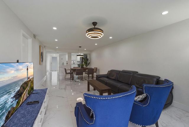 9523 N Hollybrook Lake Drive 103, Pembroke Pines, FL 33025
