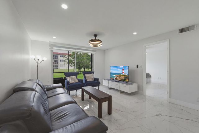 9523 N Hollybrook Lake Drive 103, Pembroke Pines, FL 33025