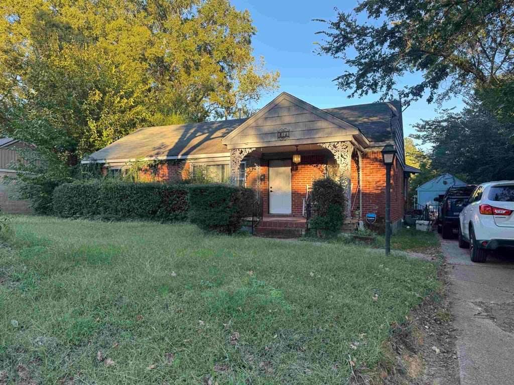 814 COLONIAL RD, Memphis, TN 38117