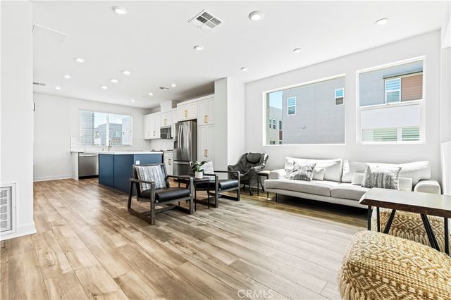 609 S Lyon Street, Santa Ana, CA 92705