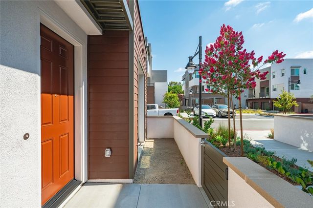 609 S Lyon Street, Santa Ana, CA 92705