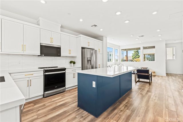 609 S Lyon Street, Santa Ana, CA 92705