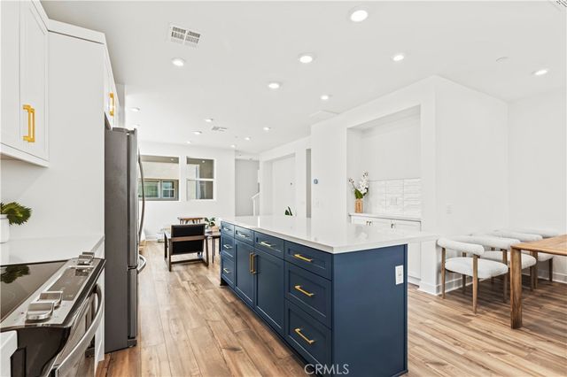 609 S Lyon Street, Santa Ana, CA 92705