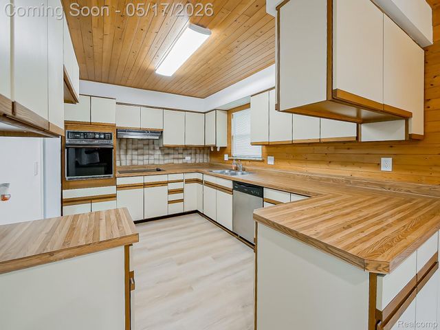 7580 Thornwood Street, Canton Charter Township, MI 48187
