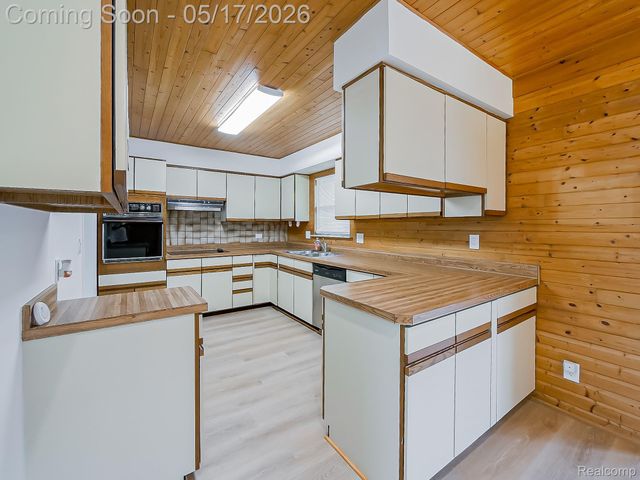 7580 Thornwood Street, Canton Charter Township, MI 48187