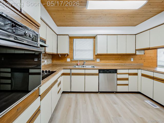 7580 Thornwood Street, Canton Charter Township, MI 48187