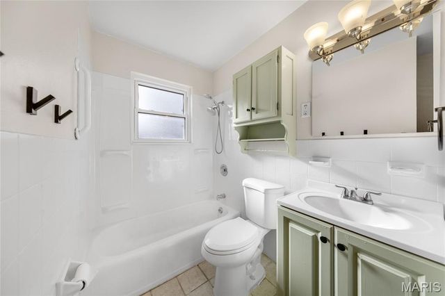 1890 Caposele Lane, Hazelwood, MO 63042