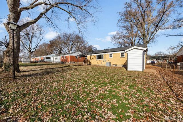 1890 Caposele Lane, Hazelwood, MO 63042