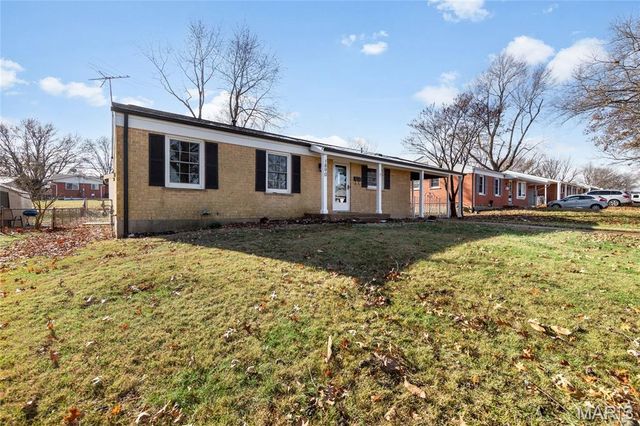 1890 Caposele Lane, Hazelwood, MO 63042