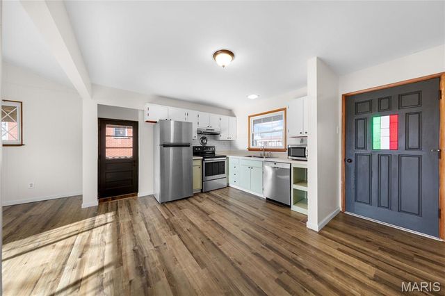 1890 Caposele Lane, Hazelwood, MO 63042