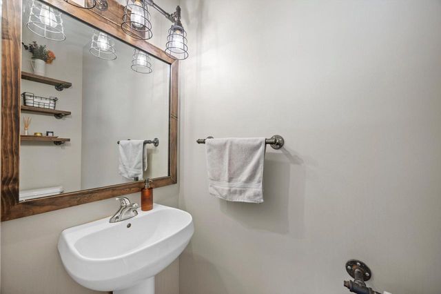 220 E Reservoir AVENUE, Milwaukee, WI 53212