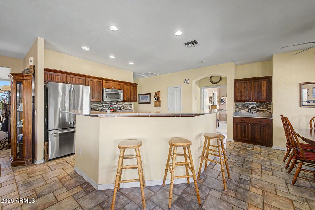 Image 10 of property listing at 931 E ECHO Circle, Apache Junction, AZ 85119