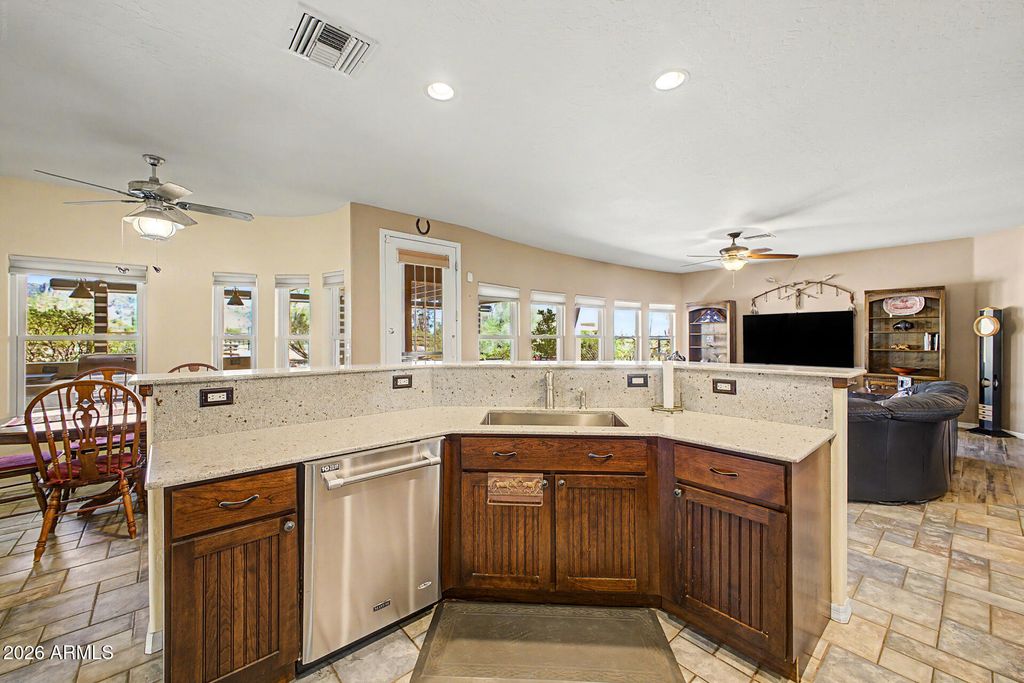 Image 11 of property listing at 931 E ECHO Circle, Apache Junction, AZ 85119