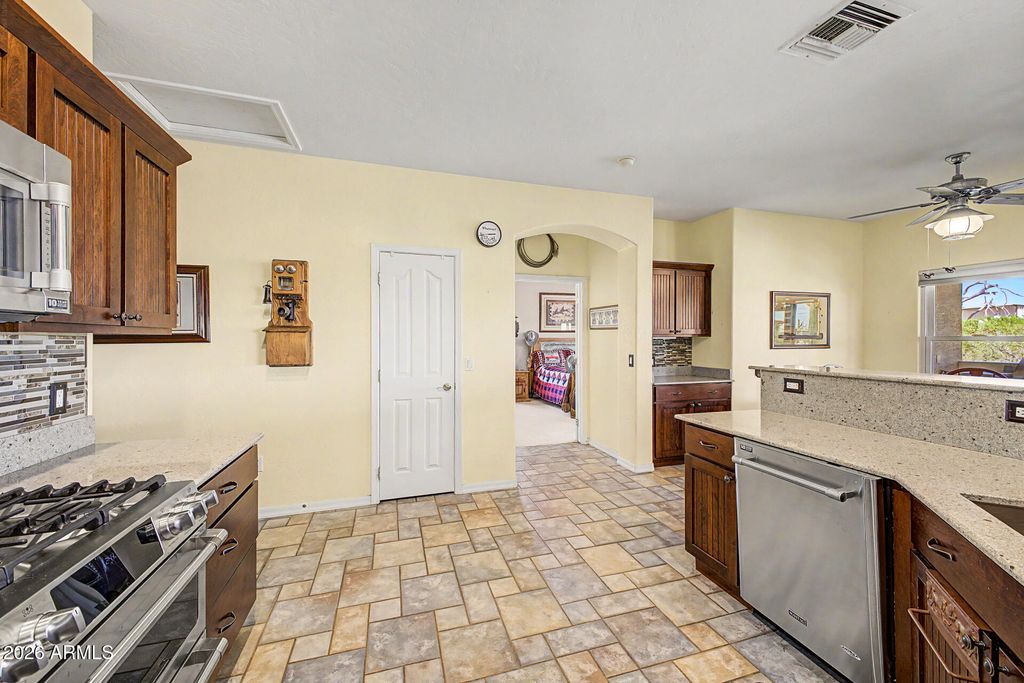 Image 13 of property listing at 931 E ECHO Circle, Apache Junction, AZ 85119