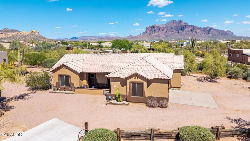 Image 2 of property listing at 931 E ECHO Circle, Apache Junction, AZ 85119