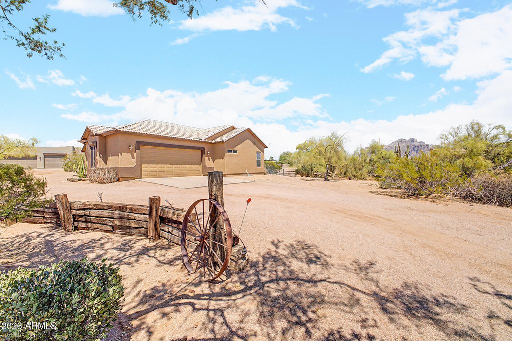 Image 43 of property listing at 931 E ECHO Circle, Apache Junction, AZ 85119