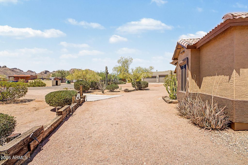 Image 47 of property listing at 931 E ECHO Circle, Apache Junction, AZ 85119