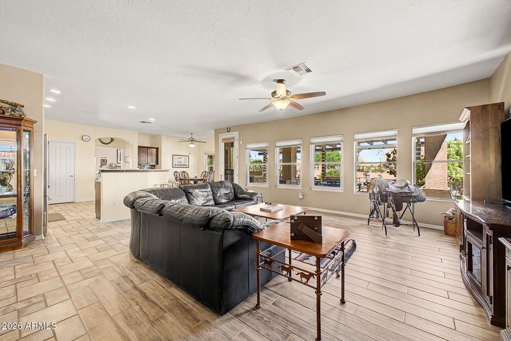 Image 7 of property listing at 931 E ECHO Circle, Apache Junction, AZ 85119