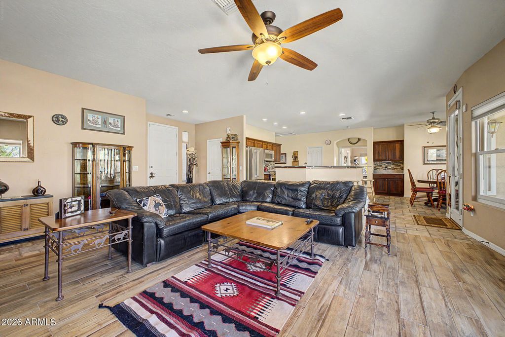 Image 8 of property listing at 931 E ECHO Circle, Apache Junction, AZ 85119