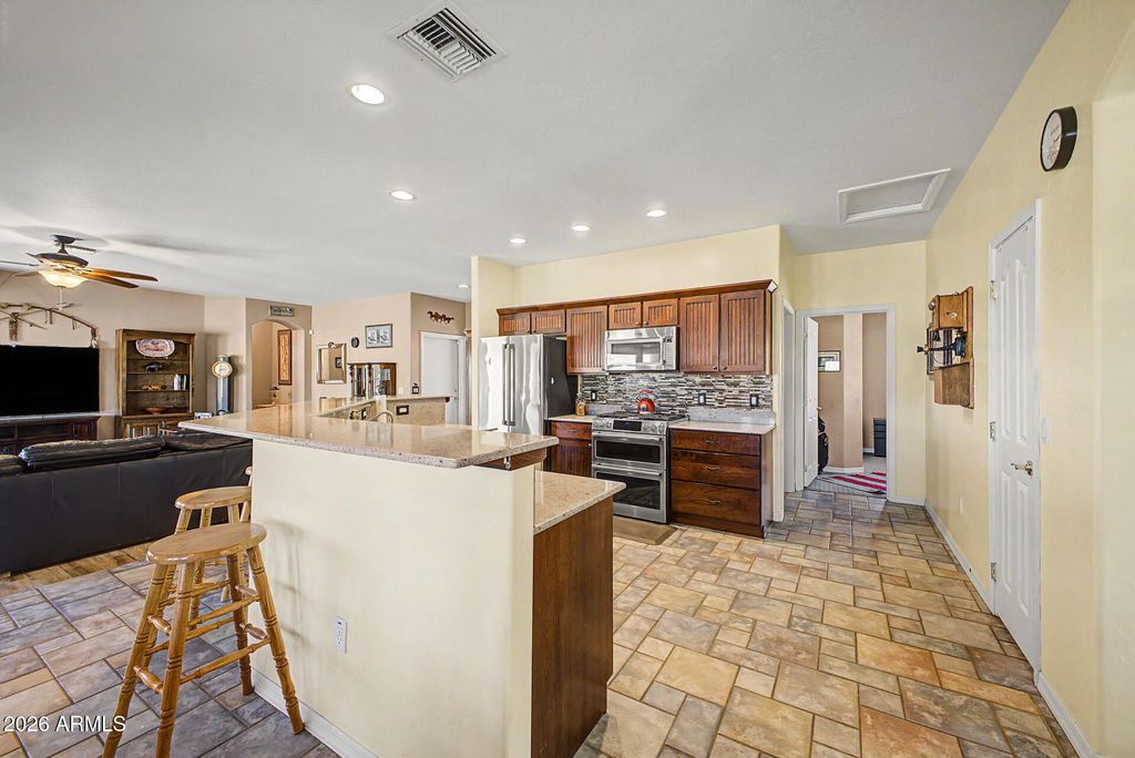 Image 9 of property listing at 931 E ECHO Circle, Apache Junction, AZ 85119