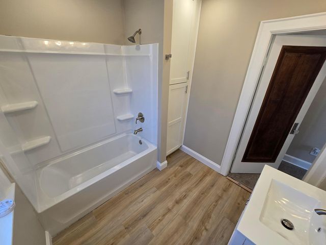 2570 E 5th Avenue, Columbus, OH 43219