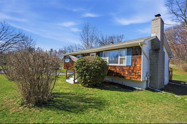 7 Woodland Circle, Hyde Park, NY 12538