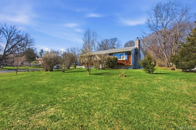 7 Woodland Circle, Hyde Park, NY 12538
